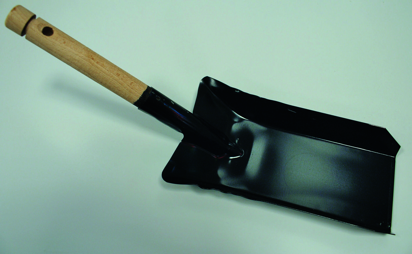 Kehrschaufel Metall schwarz mit Holzstiel