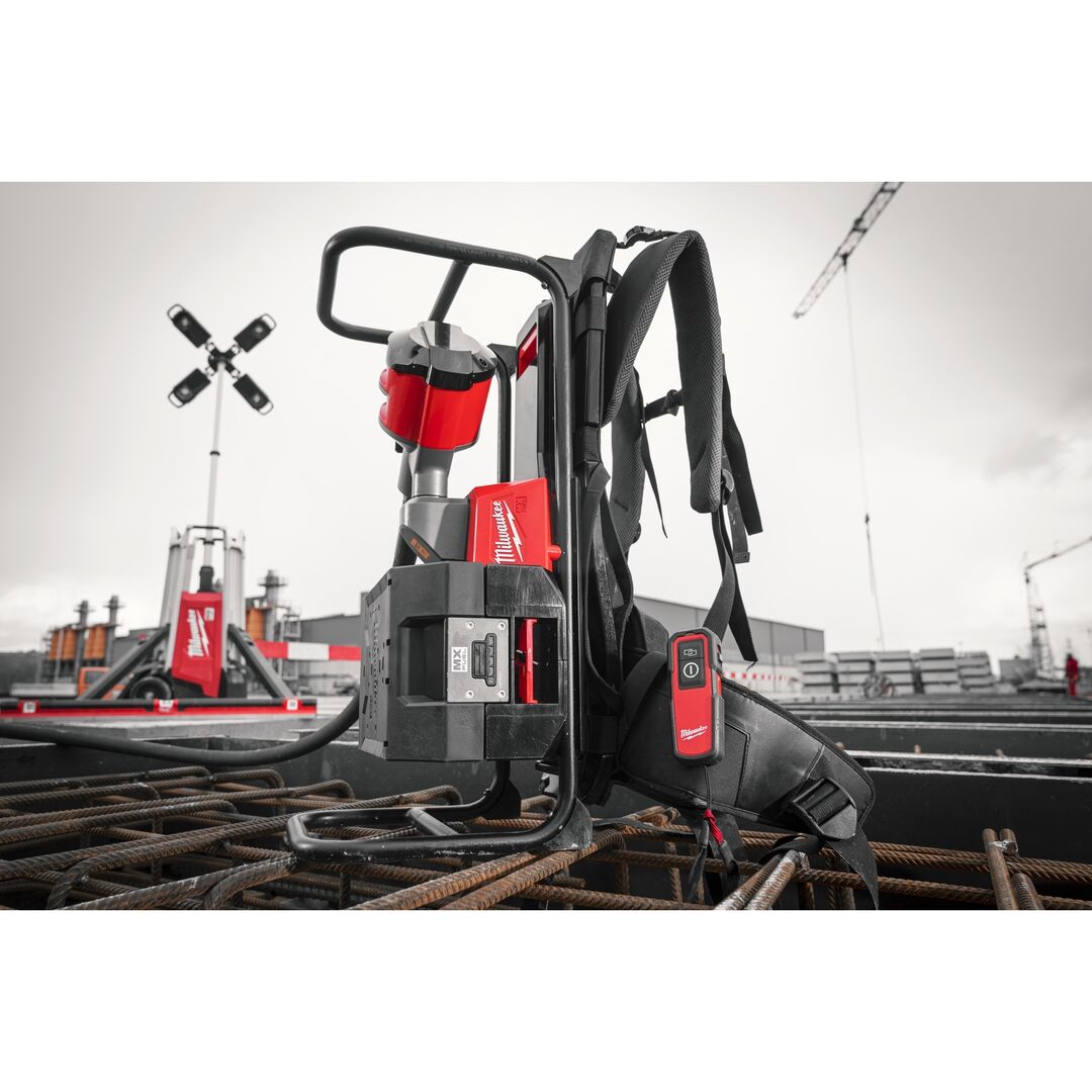 MILWAUKEE Akku-Rucksack-Betonverdichter MXFCVBPKIT-602