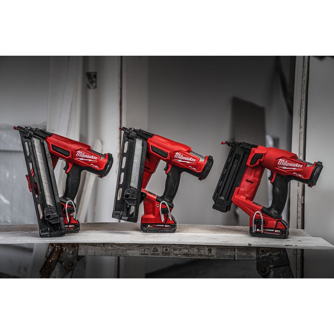 MILWAUKEE Akku-Nagler FUEL M18 FN16GA-202X 2x18V 2Ah Ladegerät