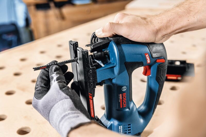 BOSCH EXPERT Akku-Stichsäge EXST18V-155B solo, in L-BOXX