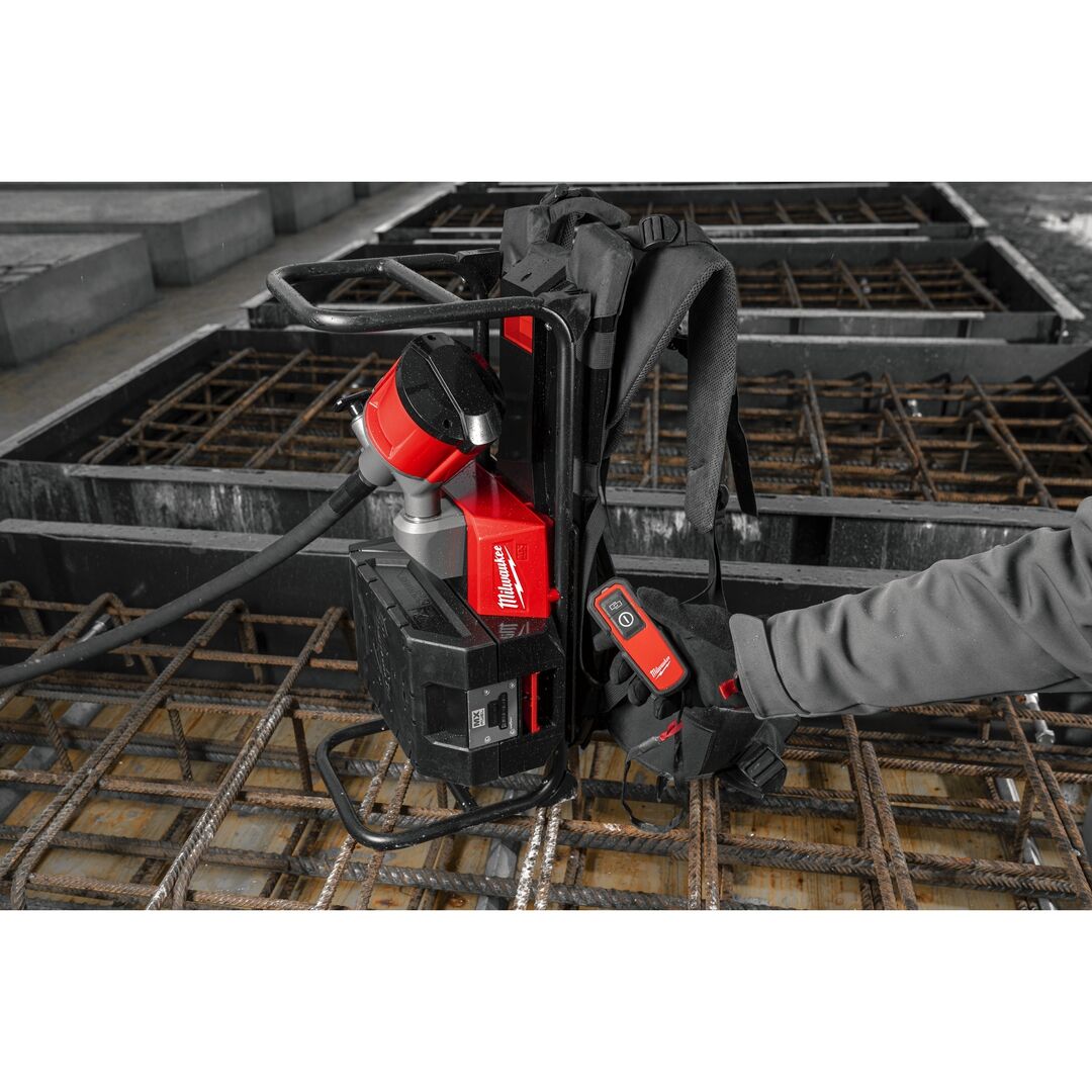 MILWAUKEE Akku-Rucksack-Betonverdichter MXFCVBPKIT-602