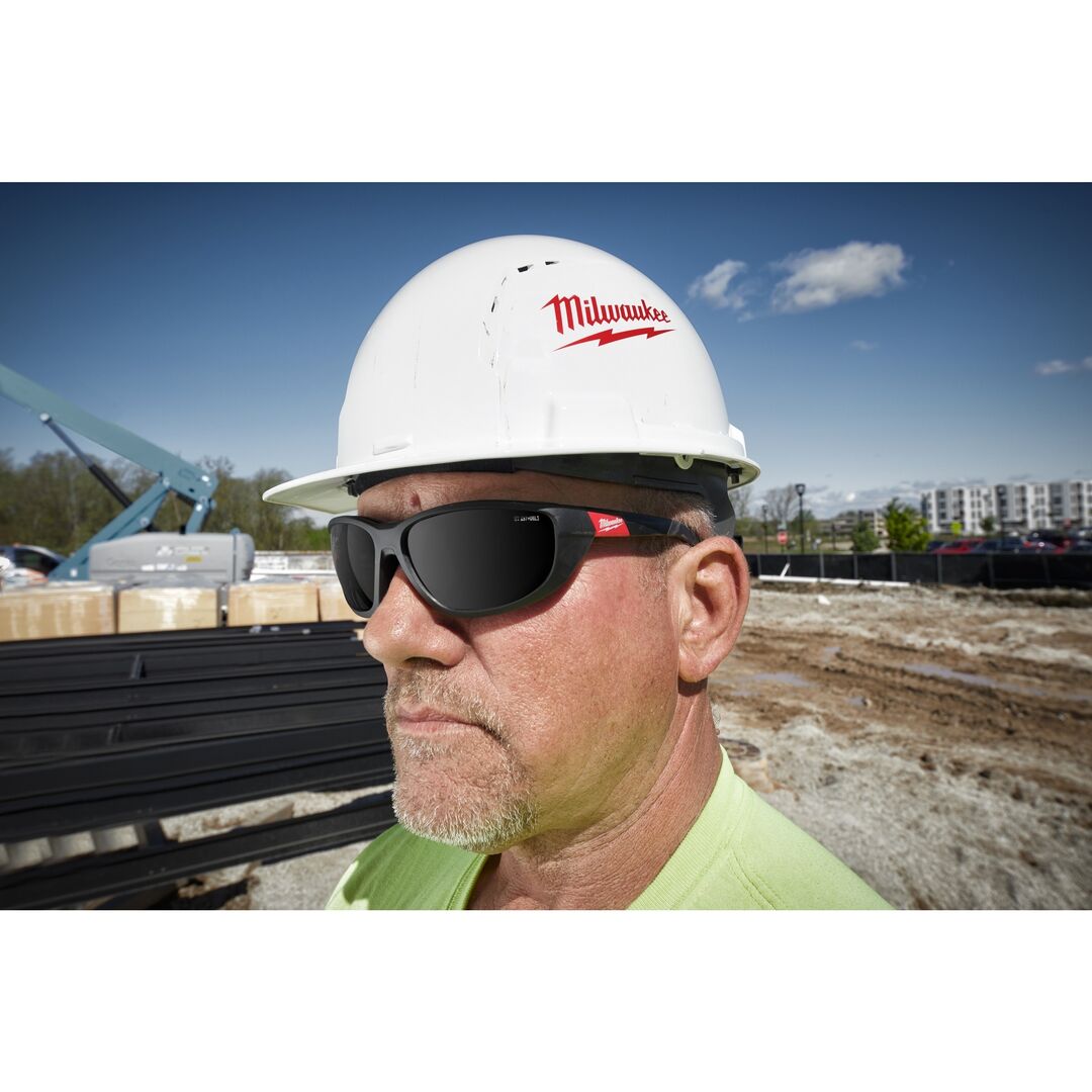 MILWAUKEE Premium Schutzbrille getönt mit abnehmbarer Schaumstoffauflage High Performance