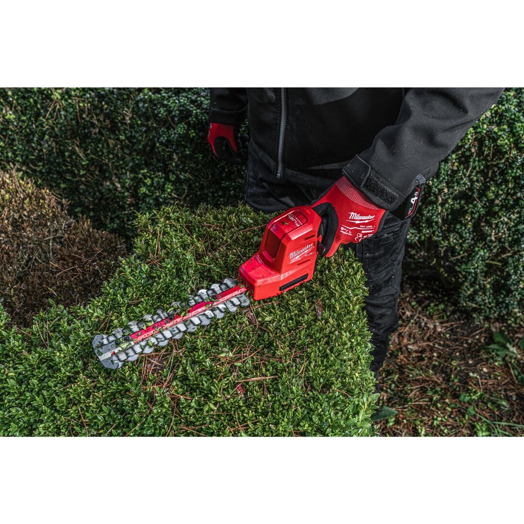MILWAUKEE Akku-Heckenschere M12FHT20-402 2x12V 4Ah Ladegerät