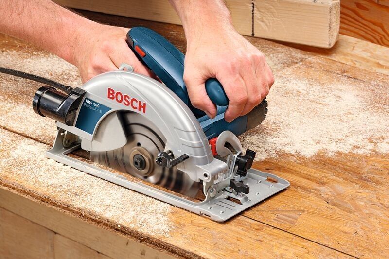 Handkreissaege saegt durch Holz