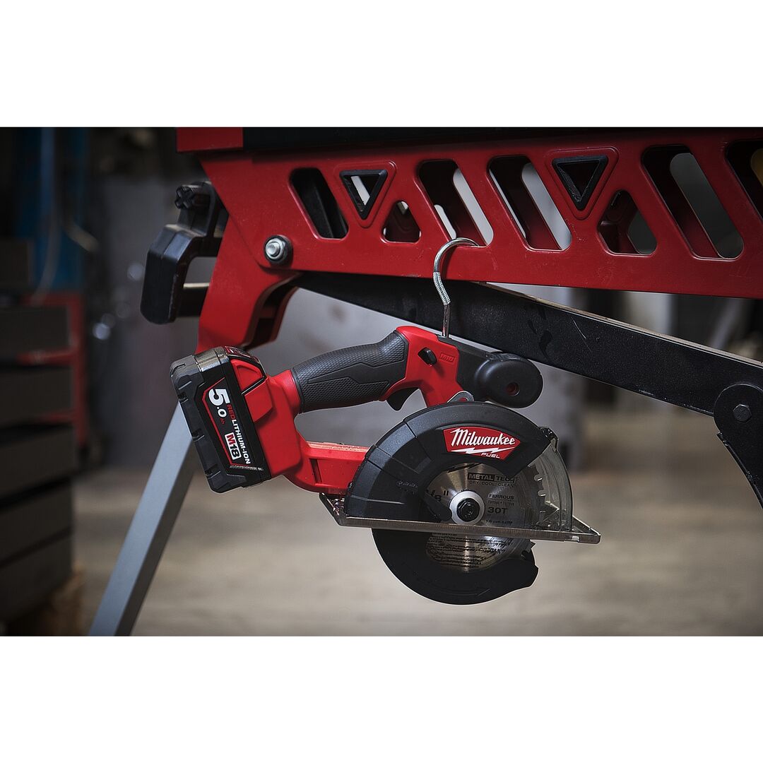 MILWAUKEE Akku-Metallkreissäge M18 FMCS-502X 2x18V 5Ah Ladegerät
