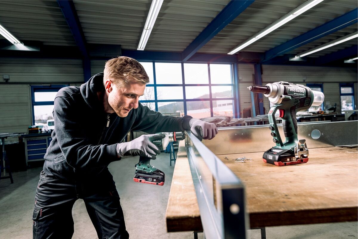 METABO Akku-Nietpistole NP 18 LTX BL 5.0 2x 2Ah Ladegerät ASC 30-36 V