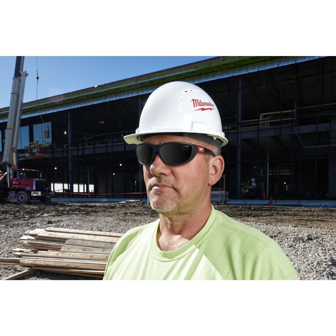 MILWAUKEE Premium Schutzbrille getönt mit abnehmbarer Schaumstoffauflage High Performance