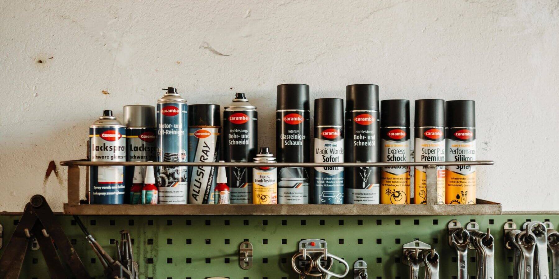 Werkbank-mit-Caramba-Dosen-1800x900