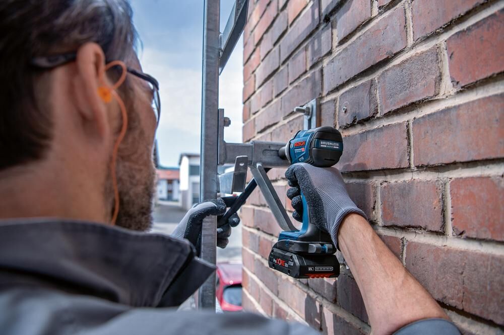 BOSCH Akku-Schlagschrauber GDS 18V-330 2x4Ah Ladegerät L-BOXX