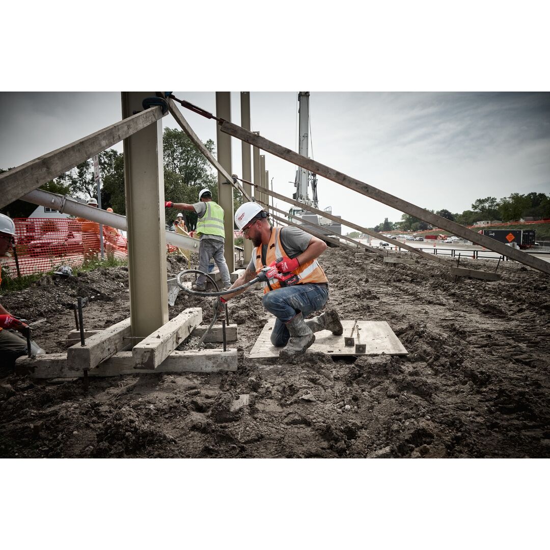 MILWAUKEE Akku-Betonrüttler M18FCVN24-551 1x18V 5,5Ah Ladegerät