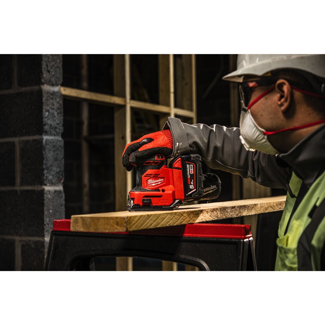 MILWAUKEE Akku-Exzenterschleifer M18BQSS-502B 2x5Ah Ladegerät