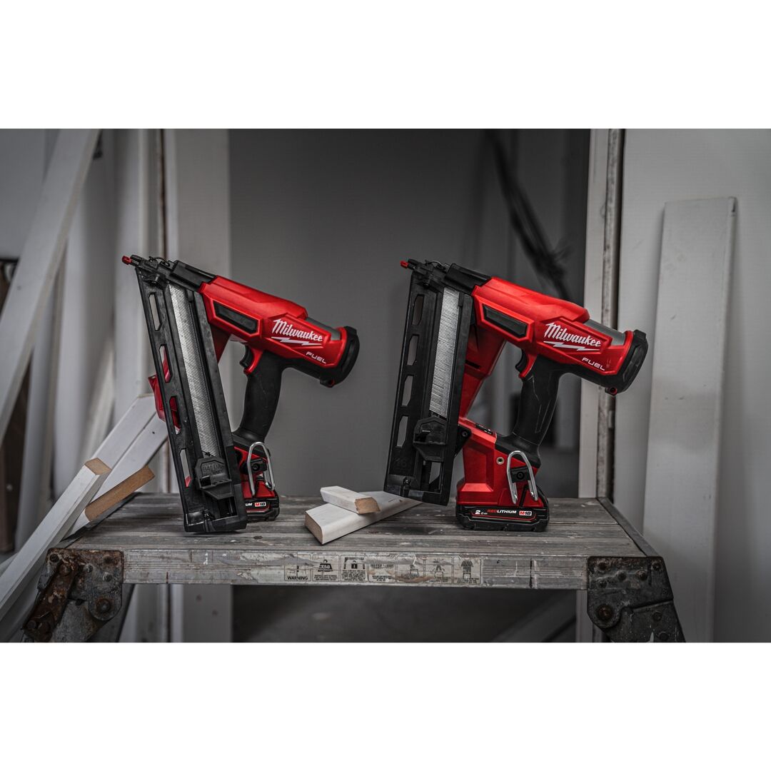 MILWAUKEE Akku-Nagler FUEL M18 FN16GA-202X 2x18V 2Ah Ladegerät