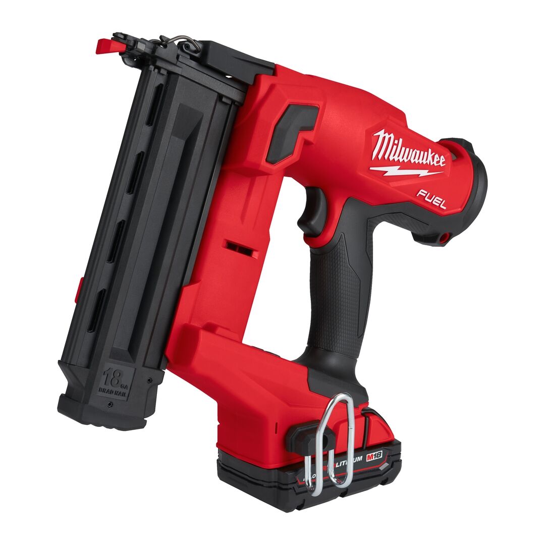 MILWAUKEE Akku-Nagler FUEL M18FN18GS-202X 2x2Ah Ladegerät HD Box