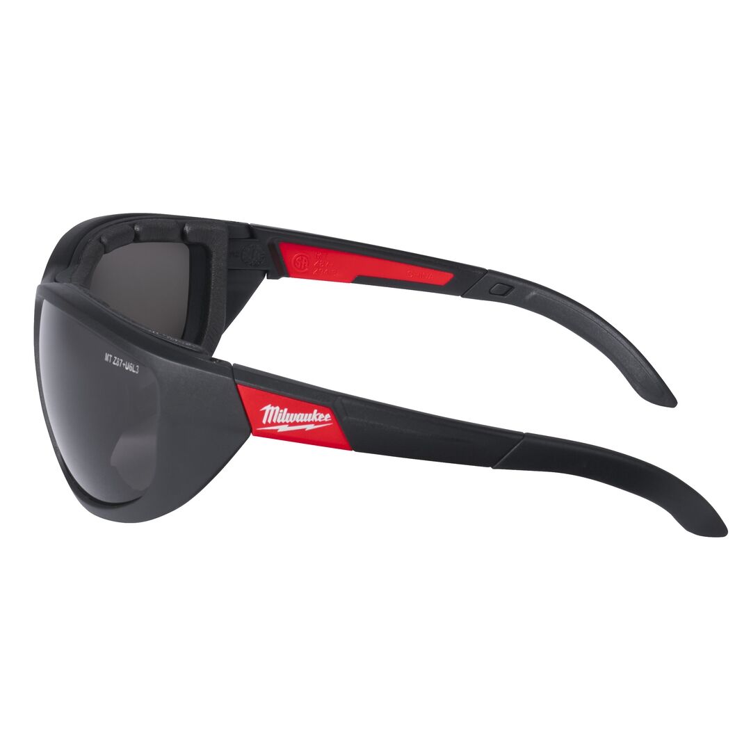 MILWAUKEE Premium Schutzbrille getönt mit abnehmbarer Schaumstoffauflage High Performance