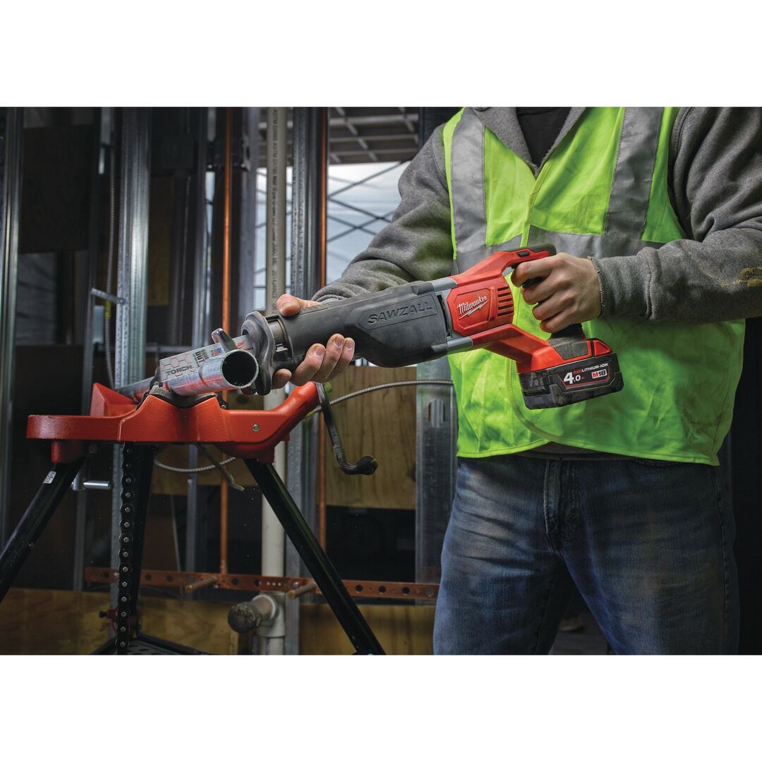 MILWAUKEE Akku-Säbelsäge M18BSX-402C 2x4Ah Ladegerät im Koffer