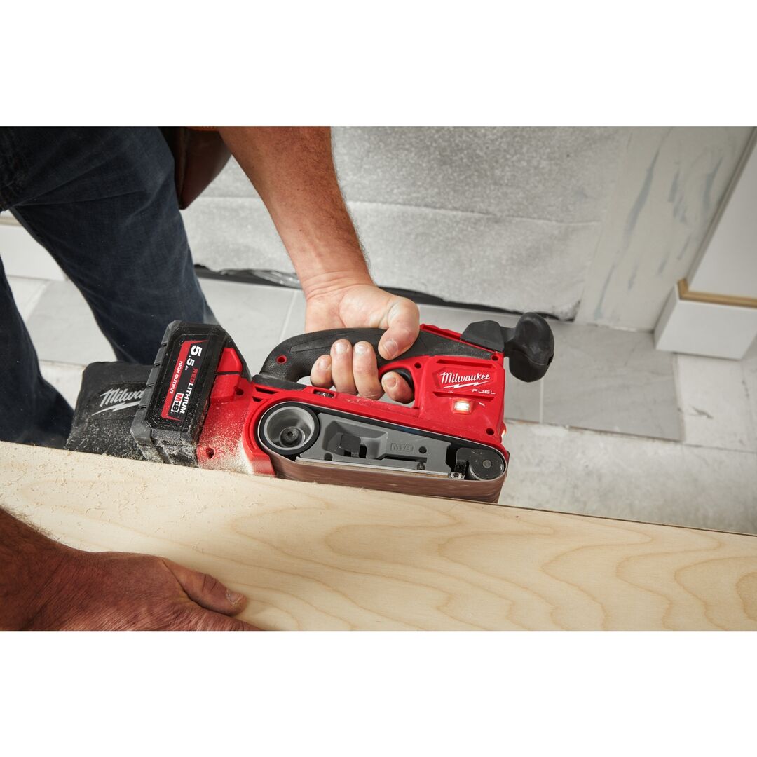 MILWAUKEE Akku-Bandschleifer M18FBTS75-502X 2x18V 5Ah Ladegerät