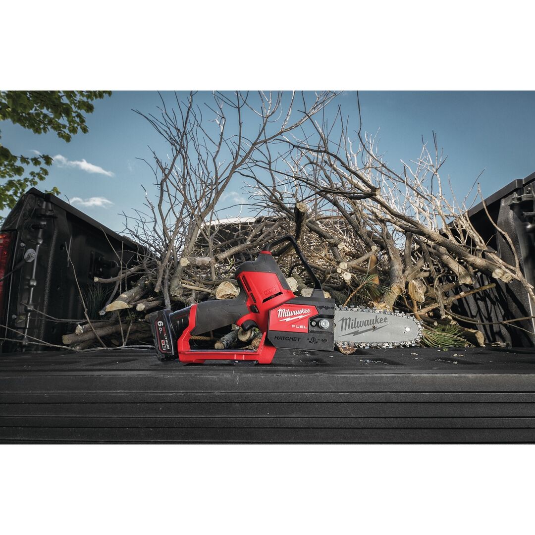 MILWAUKEE Akku-Astsäge FUEL M12FHS-602X 2x6Ah Ladegerät HD Box