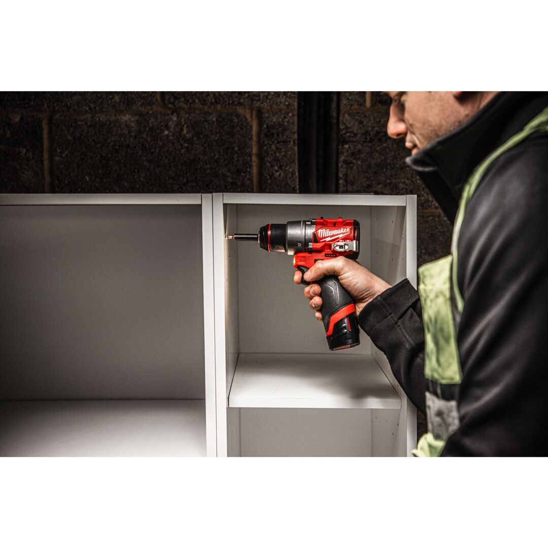MILWAUKEE Akku-Schlagbohrschrauber M12FPD2-202X 2x12V 2Ah Ladegerät