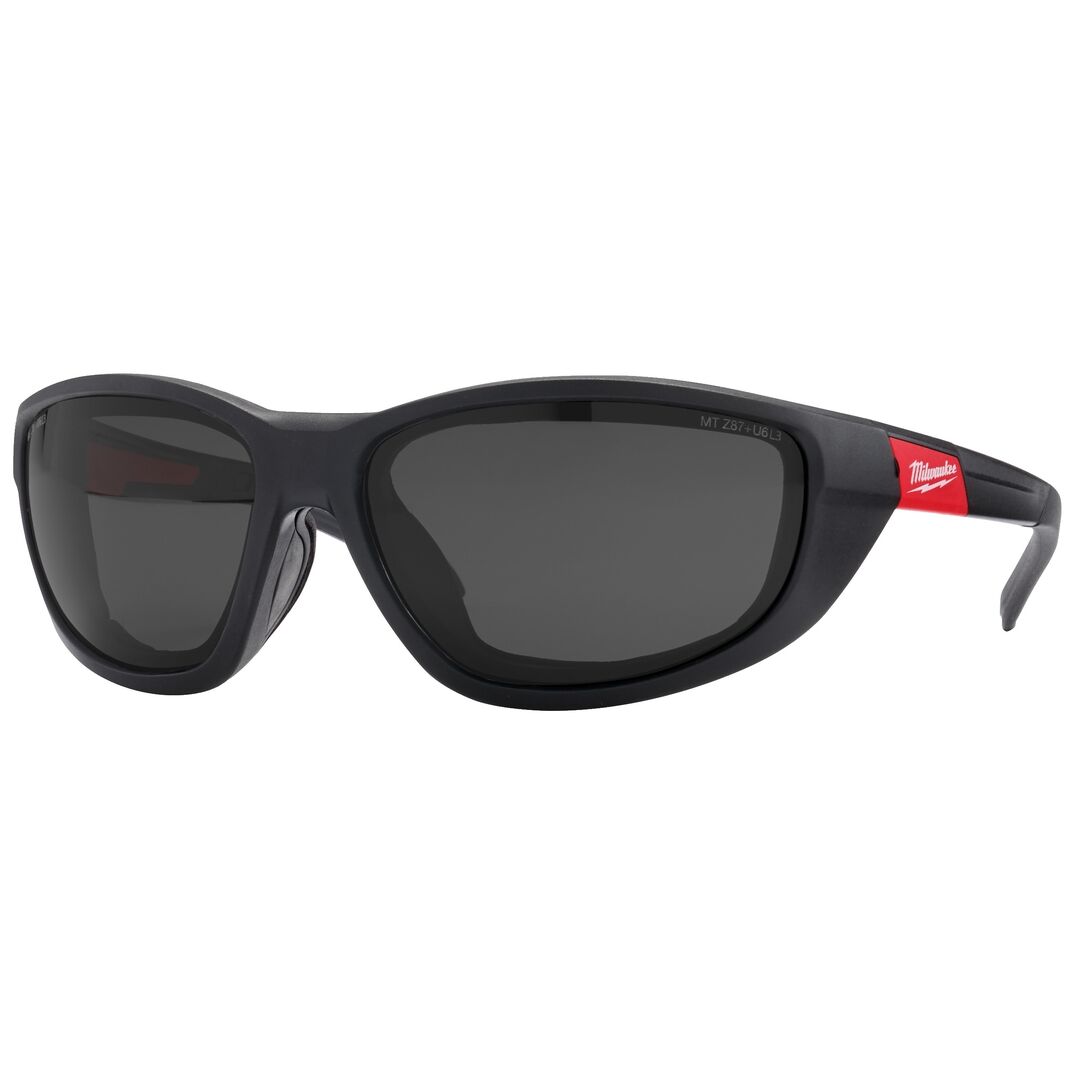 MILWAUKEE Premium Schutzbrille getönt mit abnehmbarer Schaumstoffauflage High Performance