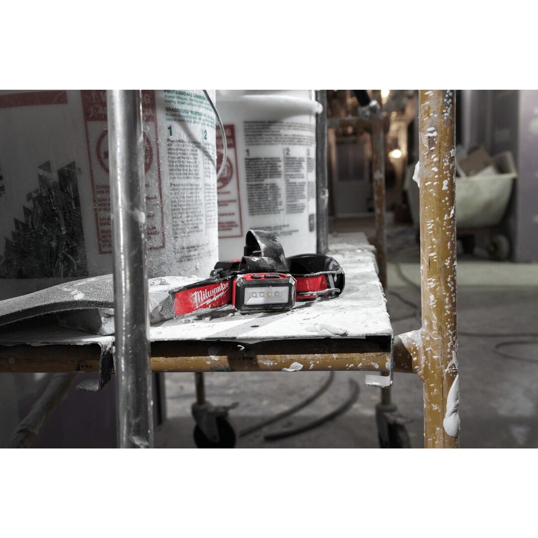 MILWAUKEE Akku-Stirnlampe L4HLRP-301 inkl. Akku USB Kabel